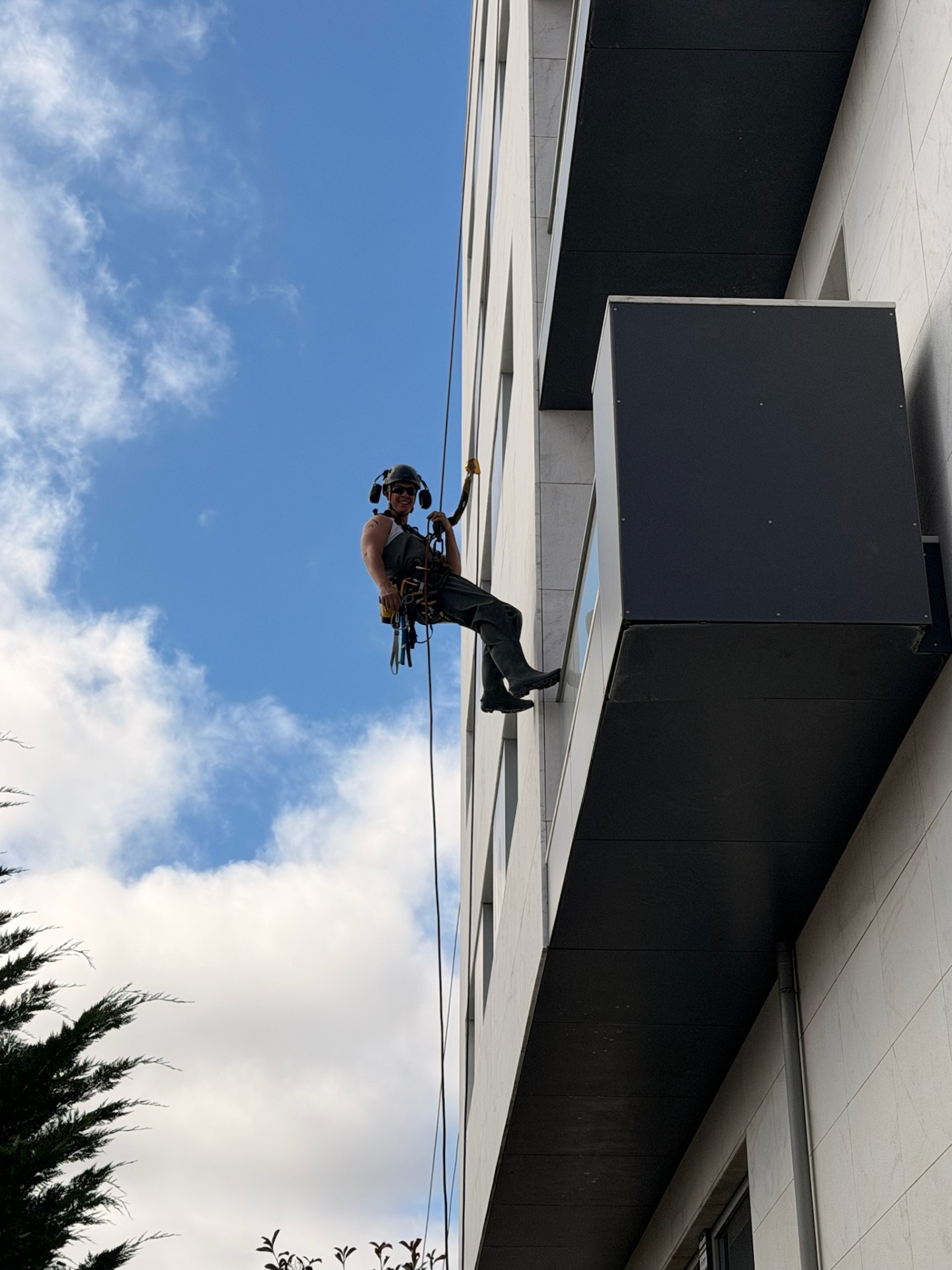 Trabalho em altura por cordas em fachada de edifício