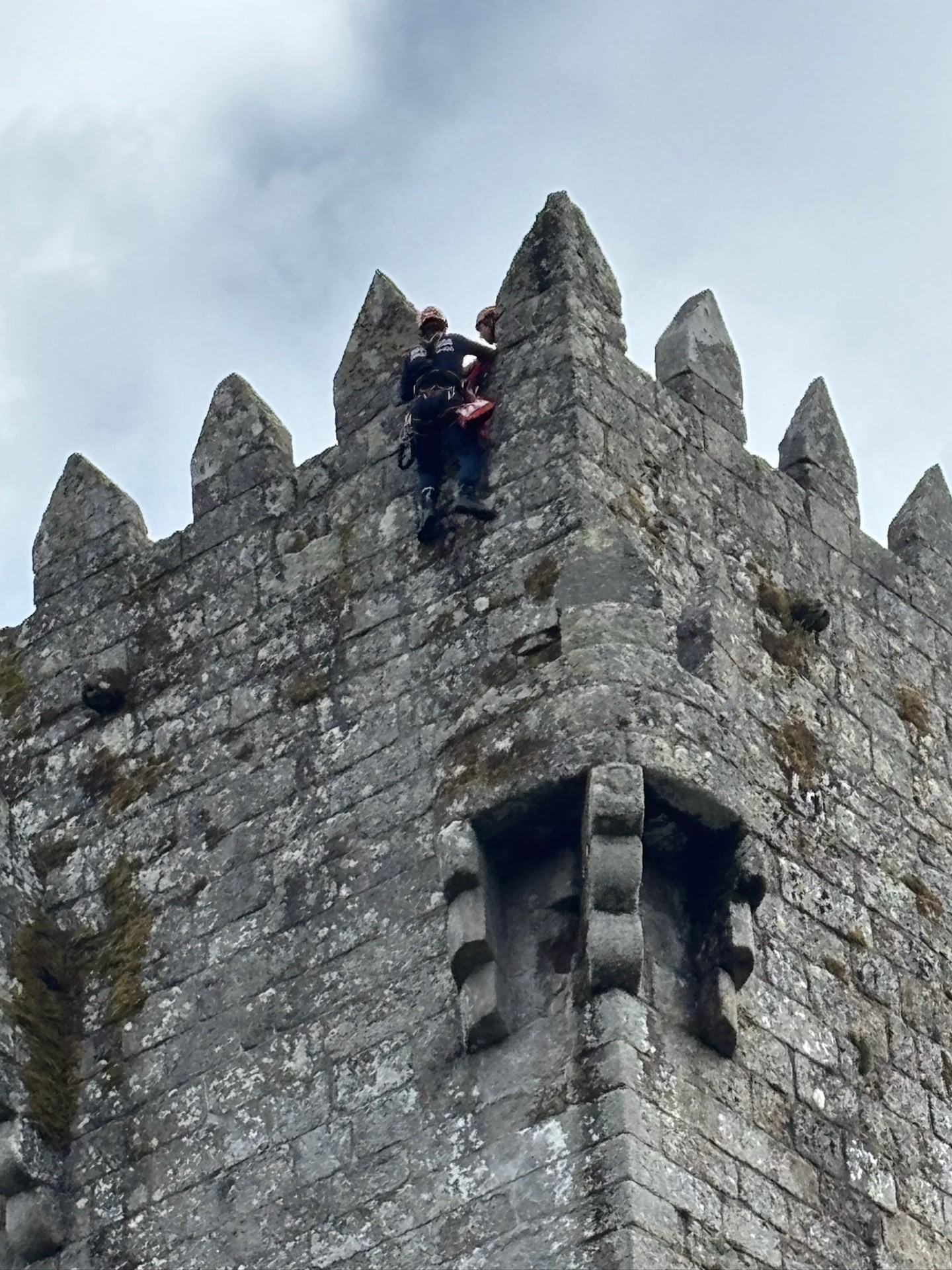 Intervenção técnica no topo de torre em pedra