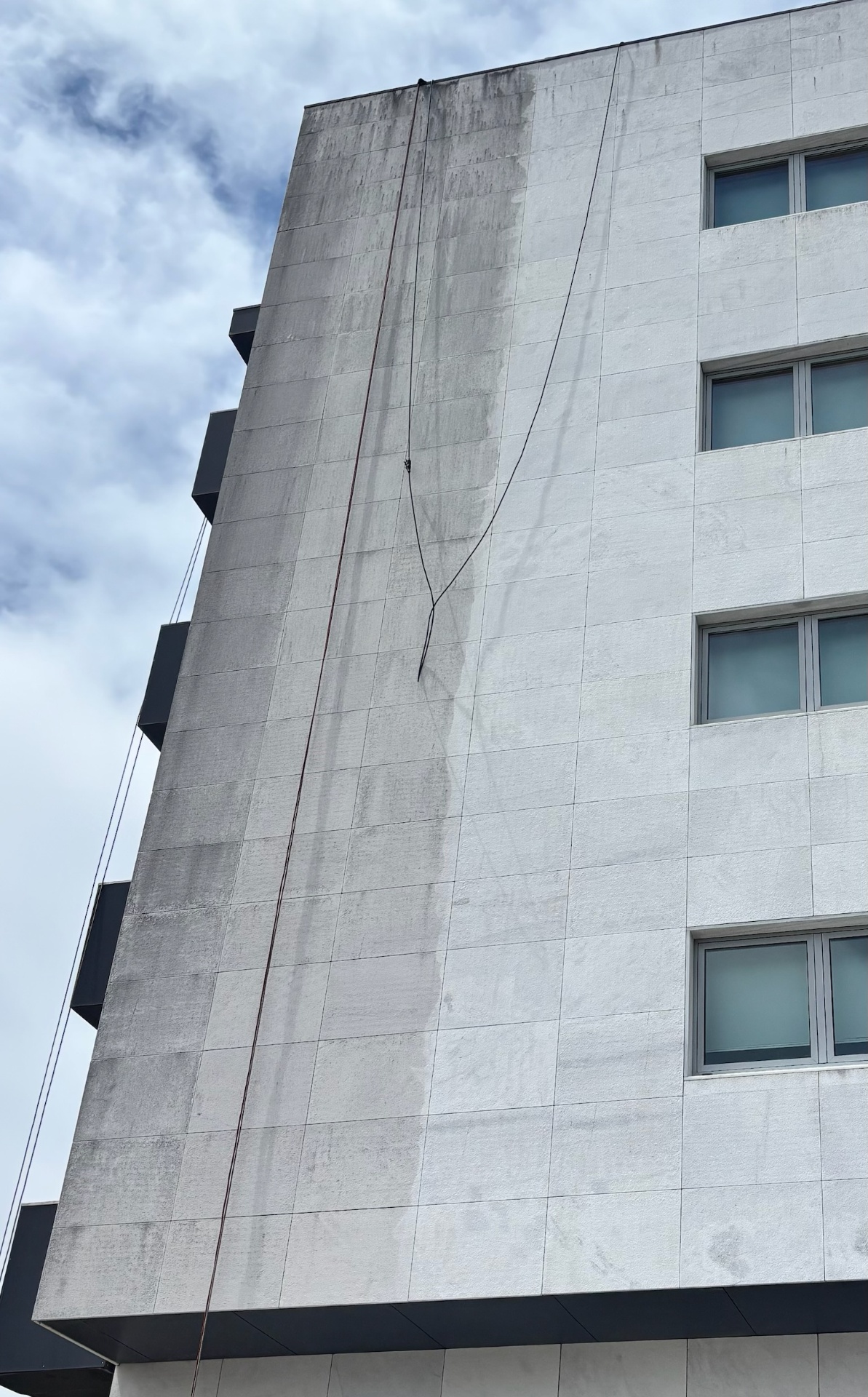 Fachada de edifício preparada para intervenção por cordas