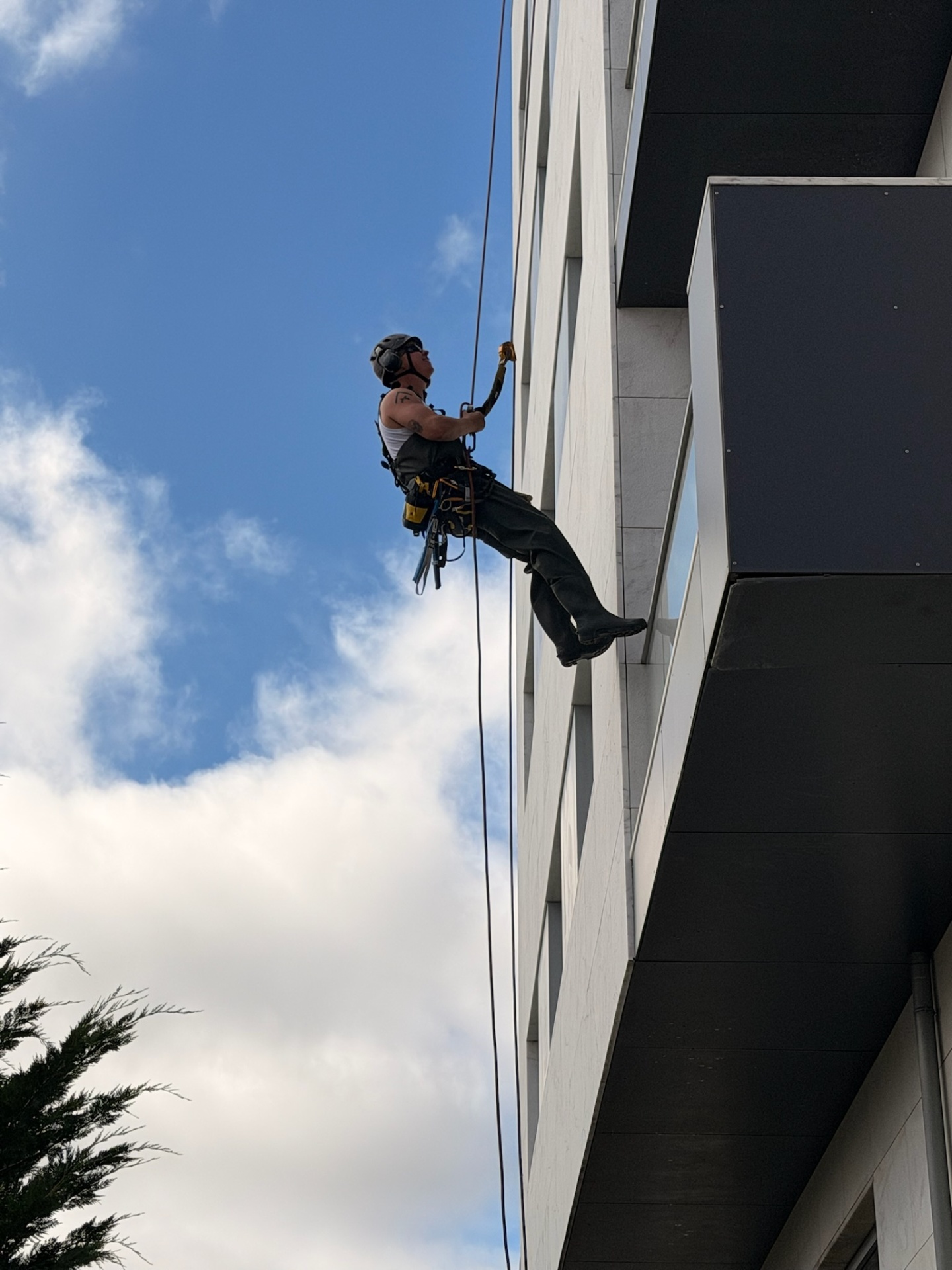Descida técnica em fachada de edifício com equipamento profissional