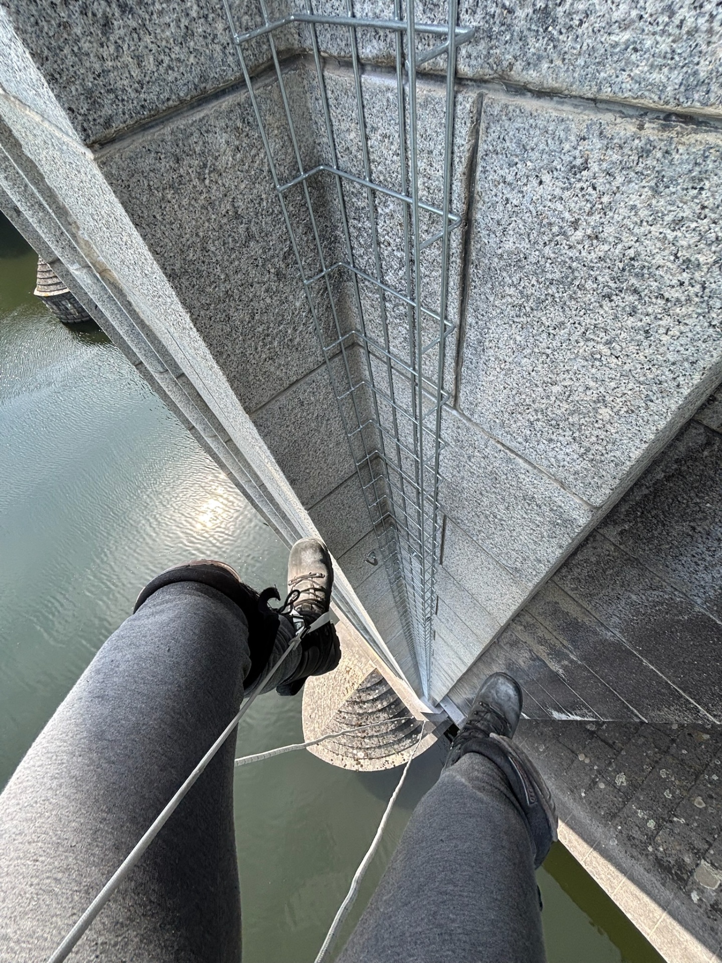 Trabalho vertical junto a estrutura em granito sobre a água